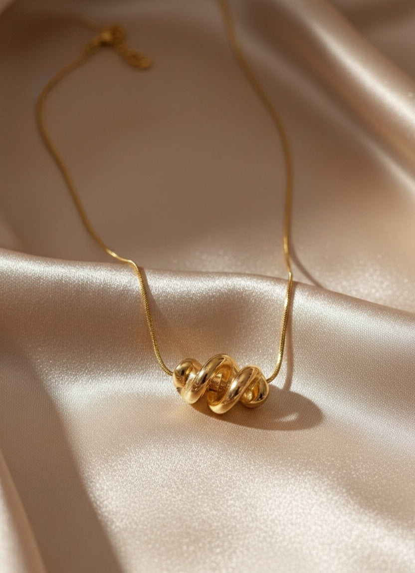 Knotéa Pendant Necklace