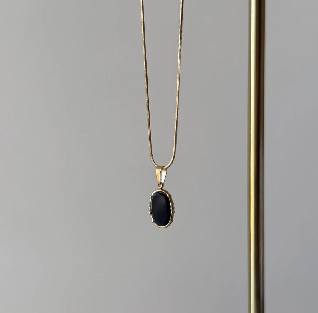 Noctra Oval Pendant