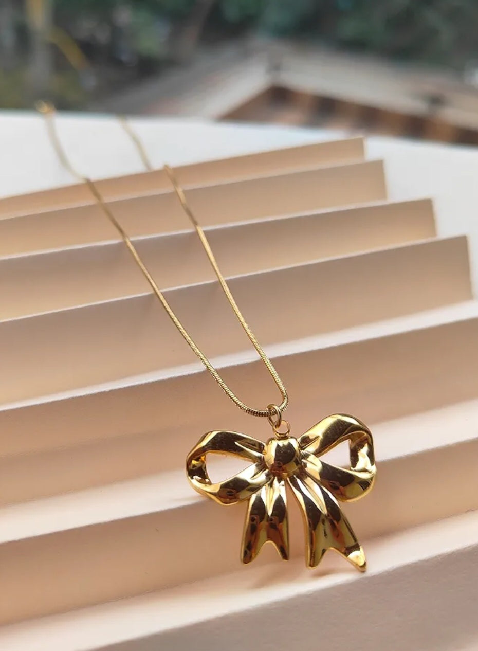 Luniva Bow Necklace