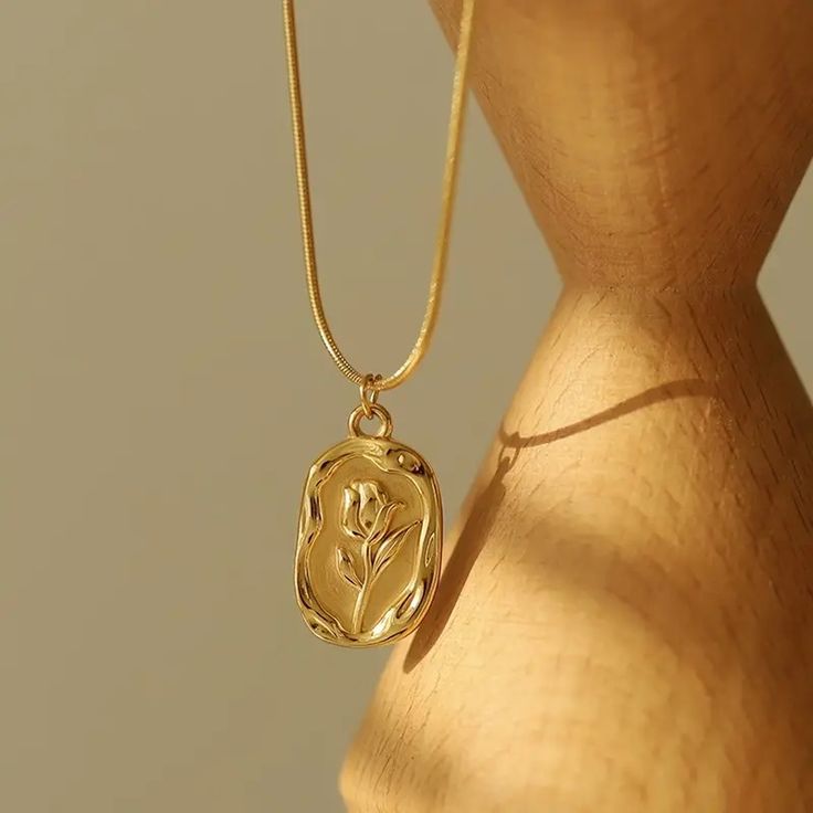 Elaria Bloom Pendant Necklace